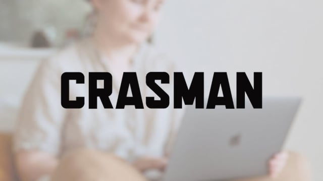 Crasman-logo sumean kuvan päällä, jossa nainen istuu kannettava tietokone sylissään