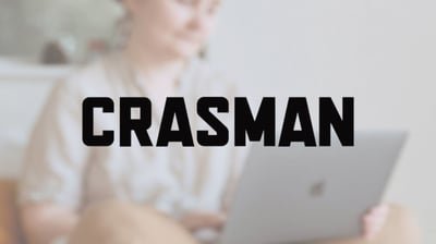 Crasman-logo sumean kuvan päällä, jossa nainen istuu kannettava tietokone sylissään