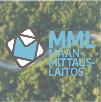 Sininen Maanmittauslaitoksen logo metsäisen ilmakuvan päällä